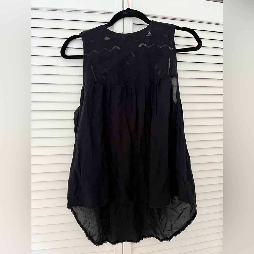 Aritzia flowy tank top with lace detail